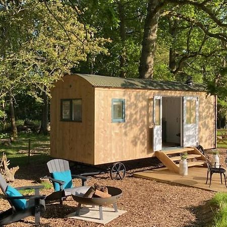 פטוורת' Coachroad Shepherds Huts מראה חיצוני תמונה